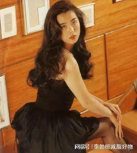 王祖贤,绝美小倩,黑色抹胸裙,黑丝袜大长腿早期写真