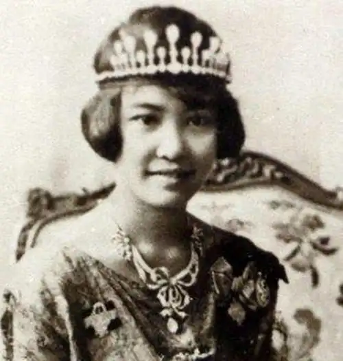 泰国国王40岁才娶妻,最丑王妃生下他唯一后代,女儿终身未嫁