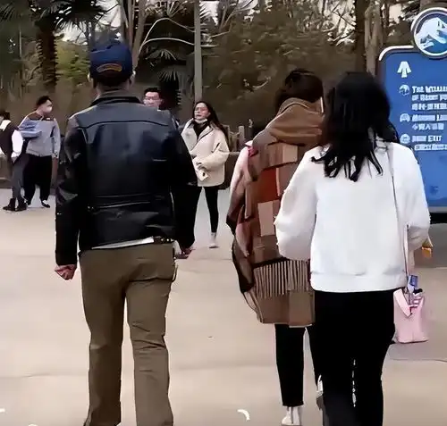 何猷亨办奢侈生日会,大方搂着高材生妹妹,弟媳奚梦瑶未送祝福