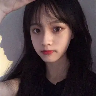 搞笑gif姑娘,你有点自作多情了,花是送给黑衣服美女的