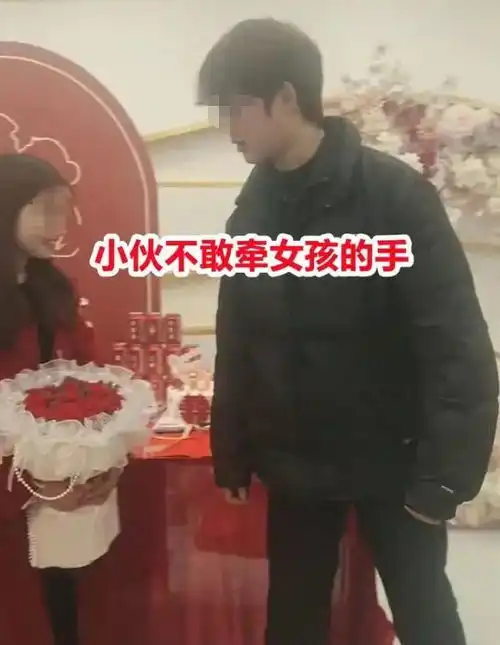 安徽20岁小伙订婚,一脸害羞不敢直视女孩,父母多相处就熟了