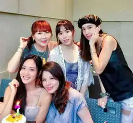 林志颖三个儿子上学,陈若仪穿背带裙和闺蜜团春游,少女气十足