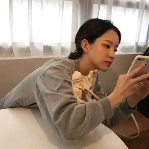 网易云热评女生头像你是我的不知所措,我是你的无关痛痒