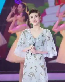 国民闺女关晓彤景甜携手亮相北京春晚,两位女神好美