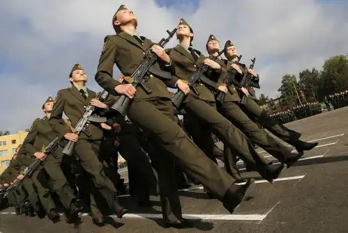 俄罗斯军女学员戎装宣誓美艳不减