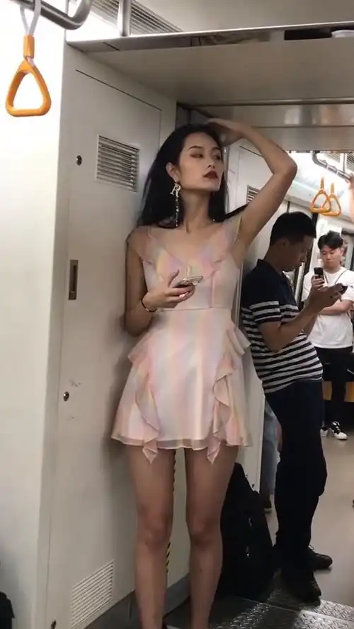 原来这是一对霸气的闺蜜姐妹花,你喜欢左边的还是右边的,街拍