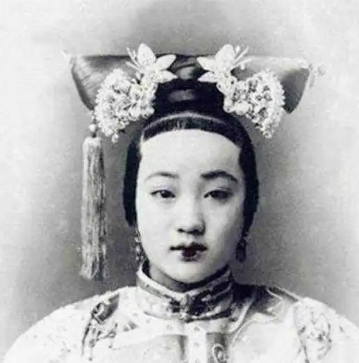 她,一心想成为皇帝的女人,却在海选中被淘汰,发誓永不再嫁