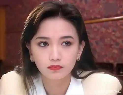 梁朝伟初恋曾华倩晒自拍,55岁皮肤好穿搭显年轻,不愧是港风女神