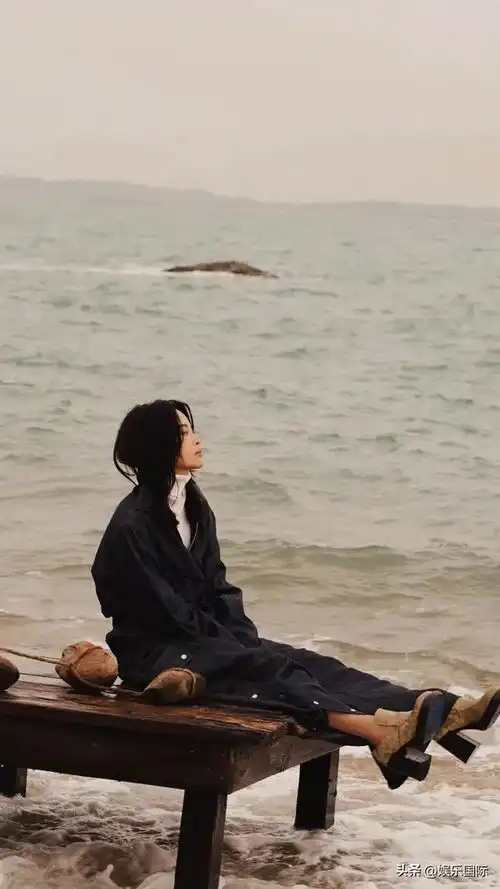 辛芷蕾穿黑色风衣忧郁松弛氛围感满满