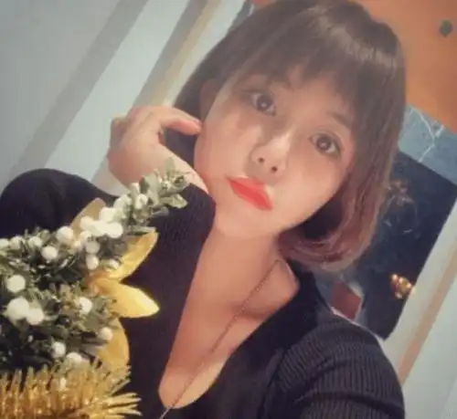 相亲节目里那个宁愿坐在宝马里哭的女孩,如今过得如何