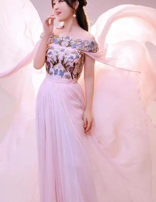 49岁杨钰莹让人看自卑,大把年纪穿纱裙美若天仙,温婉动人尽显古典美