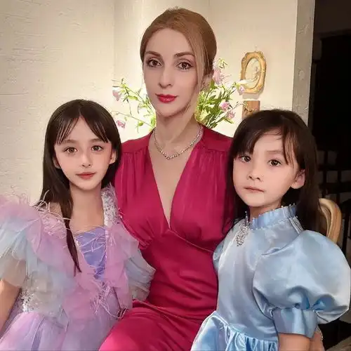 湖北小伙苏华被外国美女倒追,生2个混血宝宝,大女儿超像杨幂