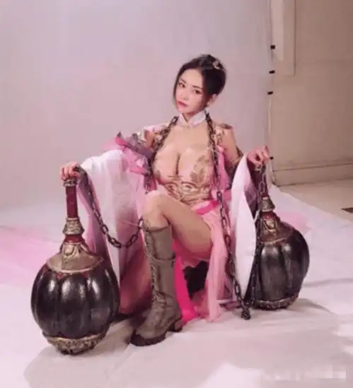 公认的网剧女王的潘春春,演技总被身材埋没,常年混迹18线忙捞金