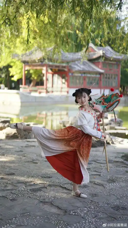 还记得4岁就赚百万年薪的阿拉蕾吗如今撞脸林妙可