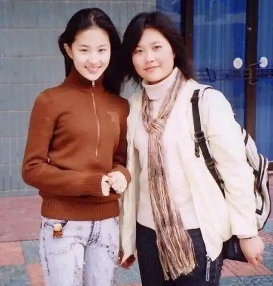 刘亦菲旧照曝光,从小美到大的美女