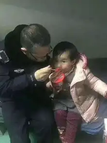 找到了2岁女童生母现身,称因家庭原因无奈做出此举
