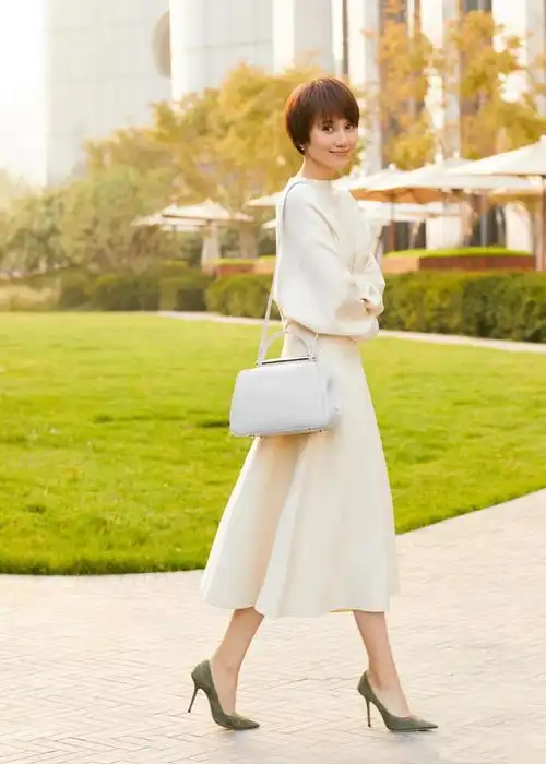 袁泉真是气质女神,穿白上衣搭配牛仔裤走机场,穿出高级感