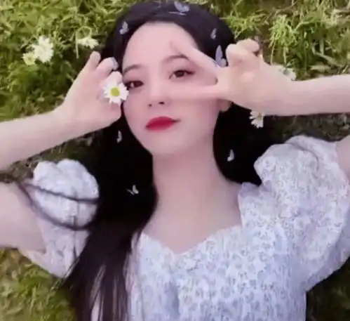 欧阳娜娜少女感满满,一身碎花裙让她颜值爆表