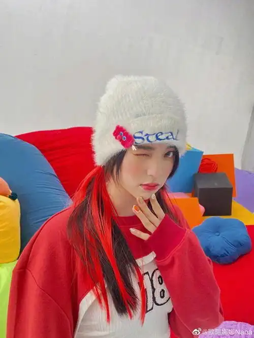 欧阳娜娜红衣美式街头造型,元气又俏皮,好可爱好可爱