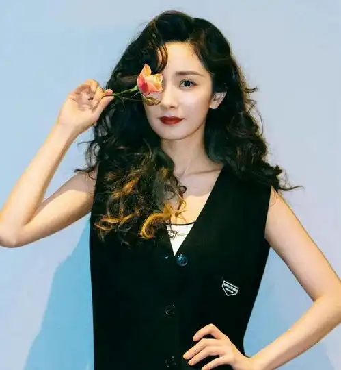 杨幂上班图曝光,廓形西装配黑丝秀少女腿,造型简单仍惊艳