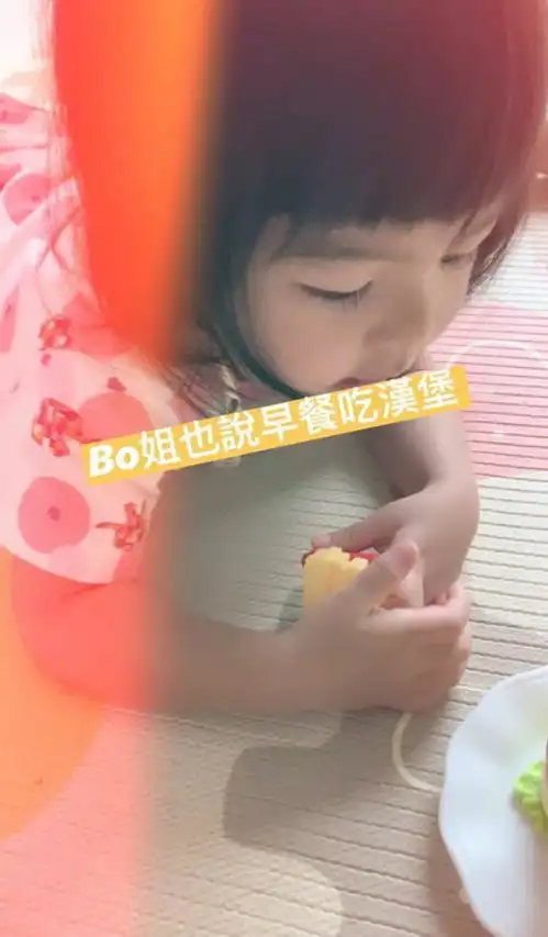 修杰楷晒俩女儿让爸爸吃玩具汉堡,波妞说这个好吃小奶音超萌