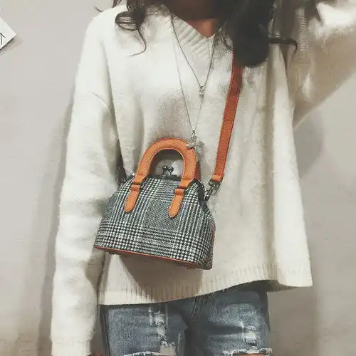 为什么女人出门喜欢背一个小包包,看完这些你就懂了