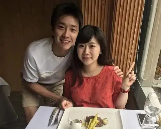 江宏杰七夕与女子嘟嘴合照,赖弘国带神秘女见家长,软饭男换新欢比换衣服都快