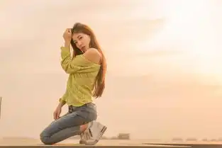 天台夕阳下的漂亮女孩很美