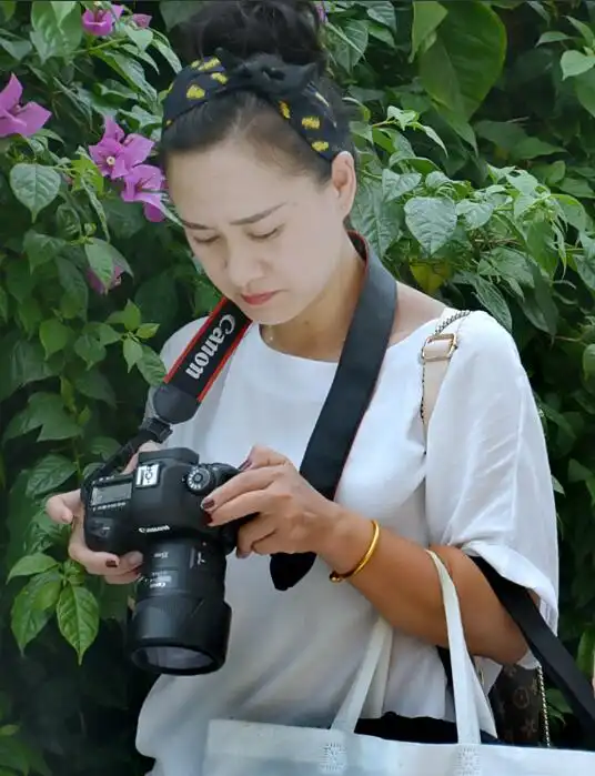 手拿单反相机专注在不同场景中的美女摄影师们41图