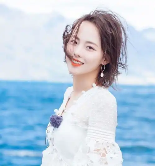 张嘉倪太有少女感了,谁能想到是31岁,00后都可以跟她学穿搭