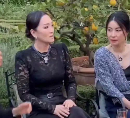 两大女神同框比美郭晶晶穿金戴银显拘谨,巩俐染蓝发霸气侧漏