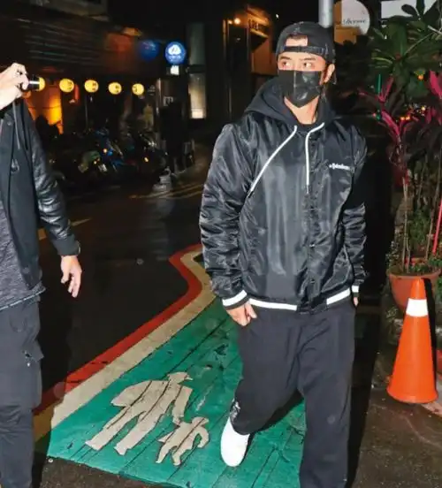 罗志祥复出后首度受访,被问如何看待王力宏事件,他反应冷漠