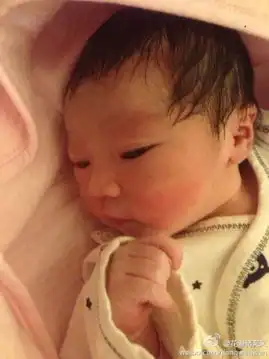 蒋文文凌晨产女取名哆哆妹女儿正面照曝光图