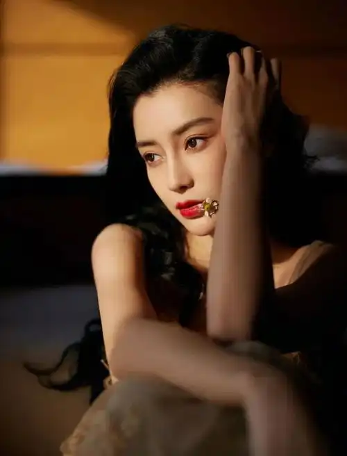 angelababy穿露肩裙锁骨雪肤娇嫩太性感撩人