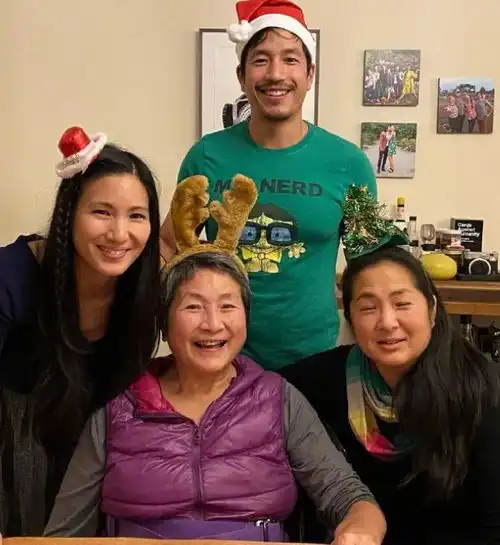 郑佩佩葬礼结束,儿子发文送别母亲,公开母子生前的合影照片