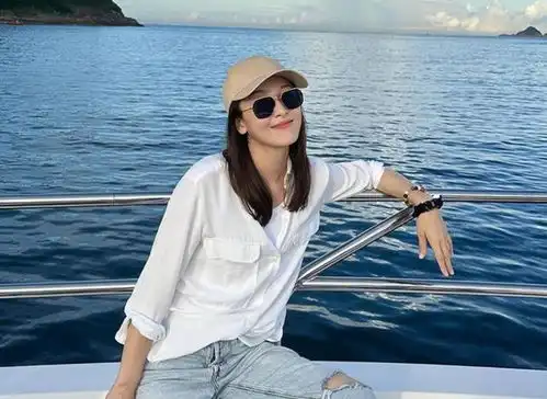 恭喜香港知名女星成功跻身上流社会,与多位城中富婆成好闺蜜