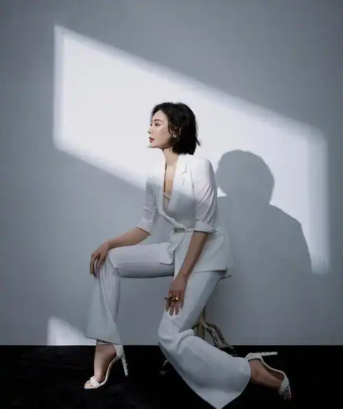 40岁的中年女人,夏天很少穿裙子高跟鞋,瞧董卿陈数这样穿多美