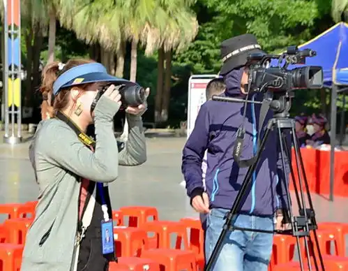 手拿单反相机专注在不同场景中的美女摄影师们41图