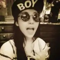 qq头像女生霸气戴鸭舌boy帽子的