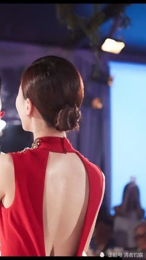 一眼万年刘诗诗晒背影照秀行程,尽显少女质感,仪态绝美