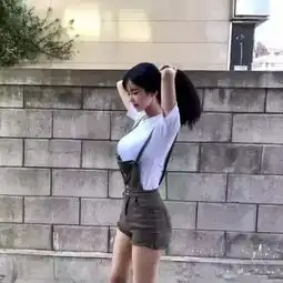 每日一笑妹子,你的衣服和你的体型不般配啊,别再乱追潮流了