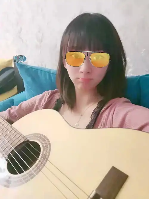 女生背着吉他头像