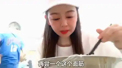 90后美女和闺蜜去吃凉皮,却遭闺蜜爆料,网友这就是塑料姐妹情