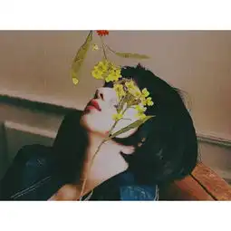 这张图片可以看出一个女孩什么心情