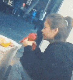 搞笑gif最后这一个动作女汉子本性暴露无遗