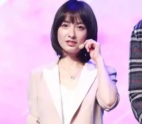 吴昕一身粉西装搭清爽短发太减龄,同框小12岁徐璐少女感也不输