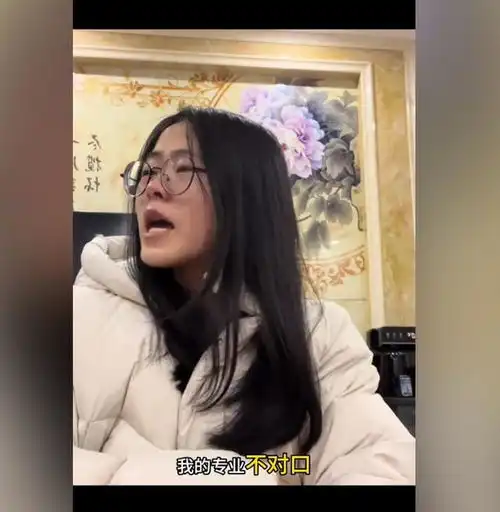 中式父母女研究生回家过年,父亲嫌她不挣钱,凌晨被薅起来挨骂
