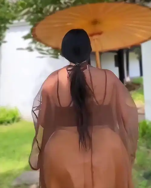 中国的卡戴珊微胖女孩穿新中国风,因身材火辣被疑不像真人