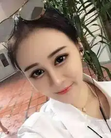 赵本山女儿连吃16碗面,尖下巴大眼睛好夸张,p变形的碗筷太抢镜