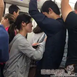 奇葩女子竟在地铁上骚扰男乘客,盘点女子骚扰男乘客事例2